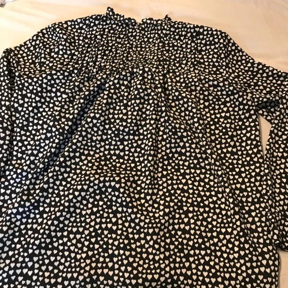 Black blouse w/white hearts, long sleeve Jcrew Mercantile. Size 2 Romantic EUC